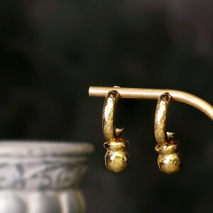 【唯一無二。圧倒的な存在感】ピアス レディース 22金 22K スタッドピアス アンティーク ゴールド ピアス 槌目 槌打ち 平打ち デコボコ つちめ 大きめ ボリューム かわいい オリエンタル デザ