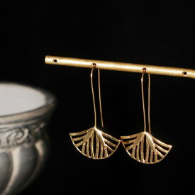 【新作。9月9日発売開始】ピアス レディース 22金 22K フックピアス アンティーク ゴールド 蓮の花 ロータス 花 フラワー ボタニカル 植物 オリエンタル デザイン 大きめ ボリューム かわいい 両耳用 nanotta AER151 ブランド 人気