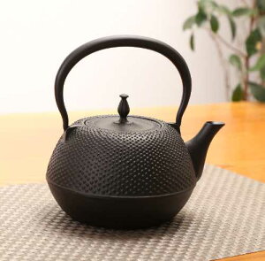 南部鉄器 丸あられ鉄瓶1.2L ( やかん ケトル あられ 人気 日本製 伝統工芸品 直火 IH200V対応 白湯 鉄分 鉄分補給 キッチン用品 キッチンツール 食器 日用品 雑貨 贈答 お祝い)