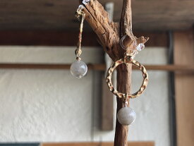 天然石 ラブラドライト の ノンホールピアス。