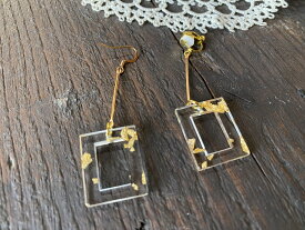 ハンドメイド！四角が可愛い 金粉風 ゴールドカラー 可愛い ゆらゆら揺れる ピアス アンドイヤリングです。ピアスフックはステンレス素材です。