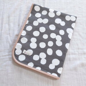 【メール便送料無料】 kucca クッカ おむつ替えマット いたずらネズミの雨宿り 防水シート入り おねしょシート オムツ替えシート