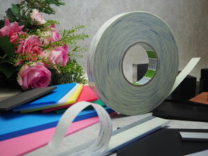 『日東電工 ゴム素材用 厚手両面テープ VR-5000T 20mm幅×50m巻 1本』金属やポリプロピレン・ポリエチレン等のプラスチック素材、皮革やEPDM・CR等のゴム素材などに対し強力に接着