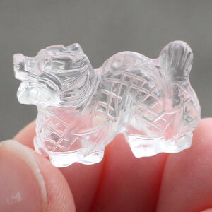 水晶 龍 カービング Sサイズ 約5グラム 1個【パワーストーン 天然石 ストーン 龍 クォーツ クリスタル 縁起物 お守り 開運 ストーンカービング 石彫り 彫り物 彫刻 置物 浄化 魔除け 風水 イン