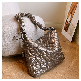 【300円クーポン】 ショルダーバッグ レディース 斜め掛け 大人 軽量 大容量 上品 ナイロン 小さめ 大きめ 斜めがけ ハート キルティング バッグ 2way メタリック キルト ブランド クロスボディ カジュアル 通勤 韓国 ギフト おしゃれ 推し活 td 冬 プレゼント バレンタイン