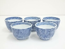 【中古】【陶芸・陶器】江戸末期　古伊万里　染付蛸唐草猪口5客【送料無料】[中古 お猪口 酒器 おしゃれ かわいい 日本酒 お酒 ディスプレイ インテリア 骨董 和食器 おちょこ]