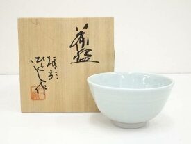 【中古】【タイムセール50%オフ】【茶道具】砥部焼　井上仁司造　青白磁茶碗（共箱）【送料無料】[中古 茶道 抹茶 茶道具 おしゃれ 抹茶茶碗 抹茶碗 和食器 レトロ 茶器 茶わん 骨董 茶会 茶の湯]