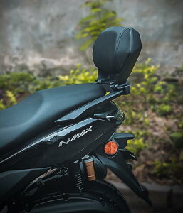 ヤマハ NMAX155 2025年式 バックレスト 背もたれ シーシーバー リアキャリア 背もたれ 増設リアシート ブラック 丈夫 一体感 レザー 疲労軽減【取り寄せ】