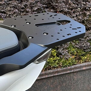 リアキャリア PCX125 PCX160 2021〜2025年式 バイク キャリア トップケースリアキャリア ブラック 金属 丈夫 一体感 アルミ製 フラットタイプ 荷台 外装【取り寄せ】