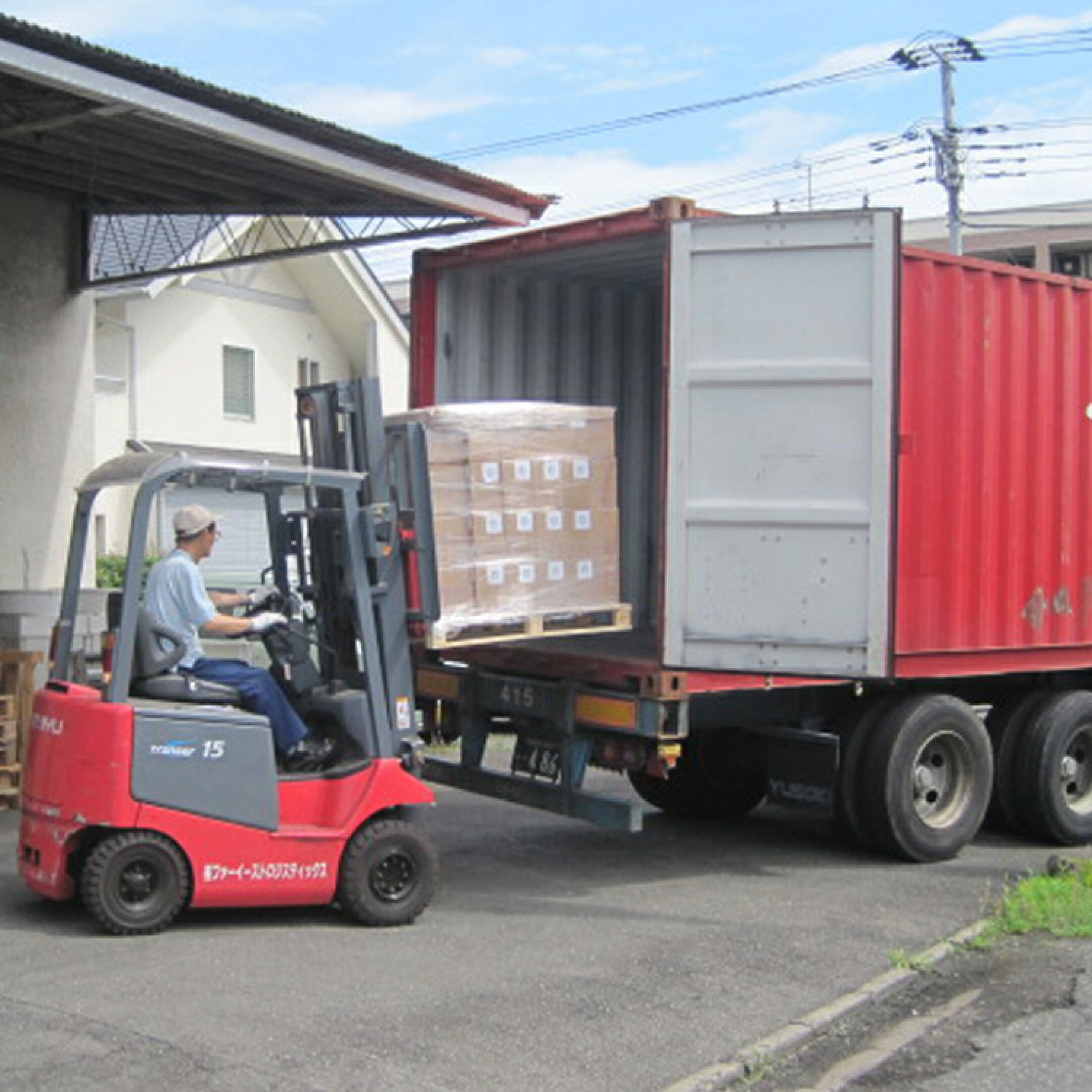 海外から輸入した商品は、本社物流センターにコンテナ車にて到着