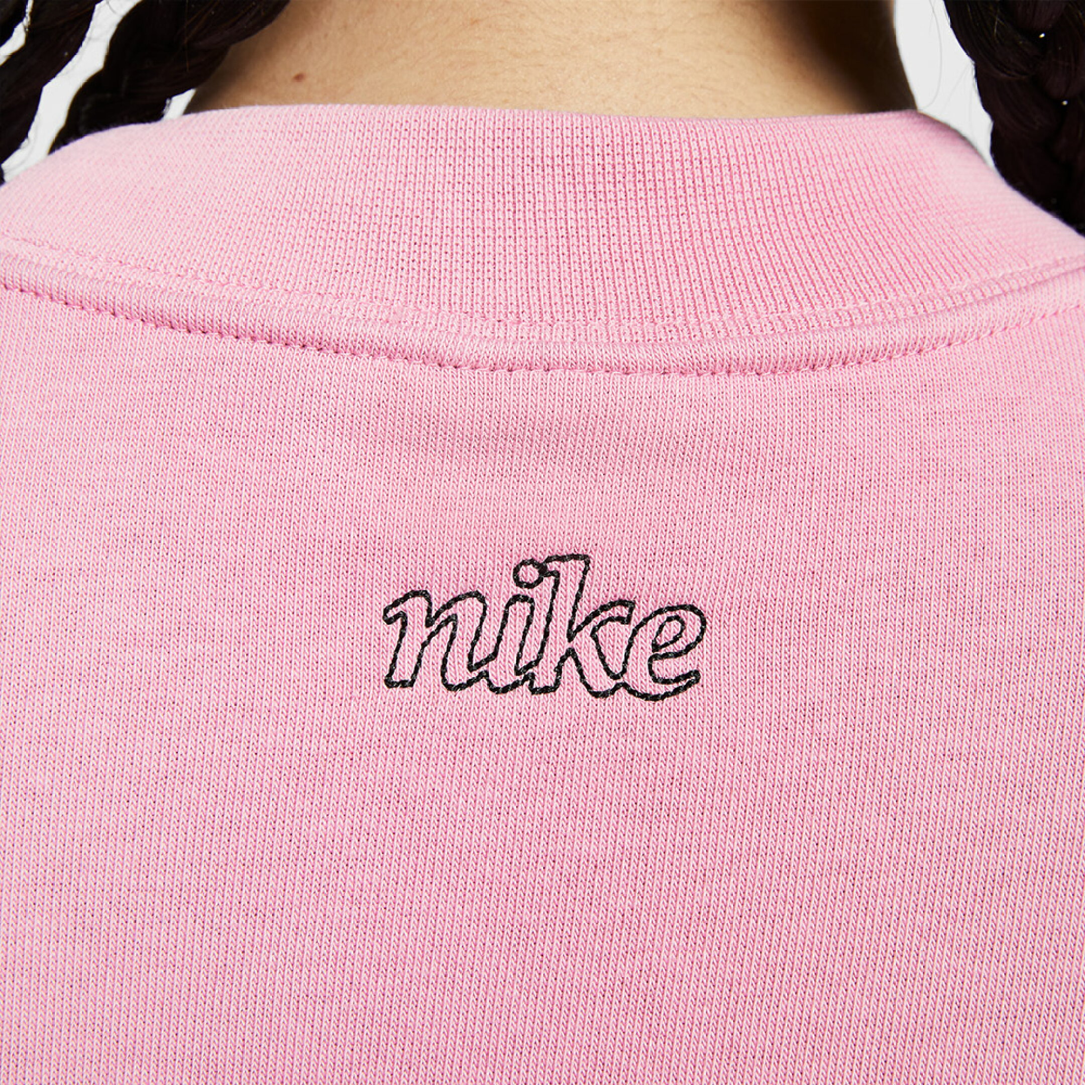 刺繍であしらわれた胸部のスウッシュと背面のnikeロゴ