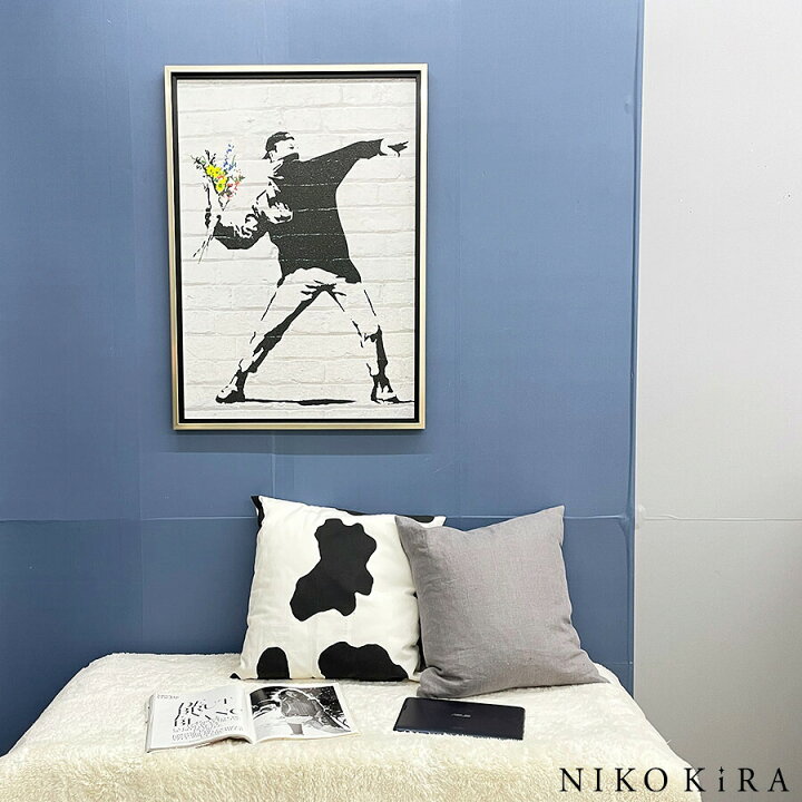 楽天市場 28日迄p5倍 500円offクーポン バンクシー アートパネル おしゃれ モダン 壁面 アート 壁画 Banksy メッセージ アート フレーム パネル フラワー ボンバー 花束 花 投げる 少年 男性 L 63 5cm 5cm 展覧 絵画 名画 風刺 絵 壁掛け 額入り 油絵 ポスター トイレ