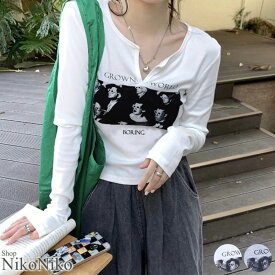 【クーポン利用で→2,540円】フォトプリント スリットネック ショート丈ロングTシャツ ma 【即納】 長袖 ロゴT スリット Vネック モノクロ クロップド丈 韓スト モノトーン Y2K レディース 韓国 Y2Kファッション 韓国ストリート 流行り トレンド かわいい