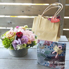 松尾ミユキさんの大判ハンカチと紙袋付き生花アレンジ 　 選べるハンカチ