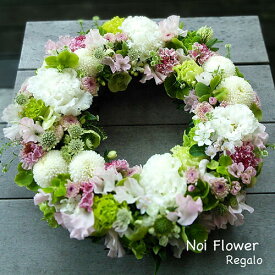 送料無料　お盆 花 Japanese Wreath（ジャパニーズ生花リース）お祝い お悔やみ お供え 洋墓お供え花 洋花を使った旬のおまかせ供花【生花】お供え お悔やみ 仏事 法事 命日 一周忌 法要 お盆 初盆 お彼岸 お花 喪中見舞い 和モダン 立札 カード日付指定