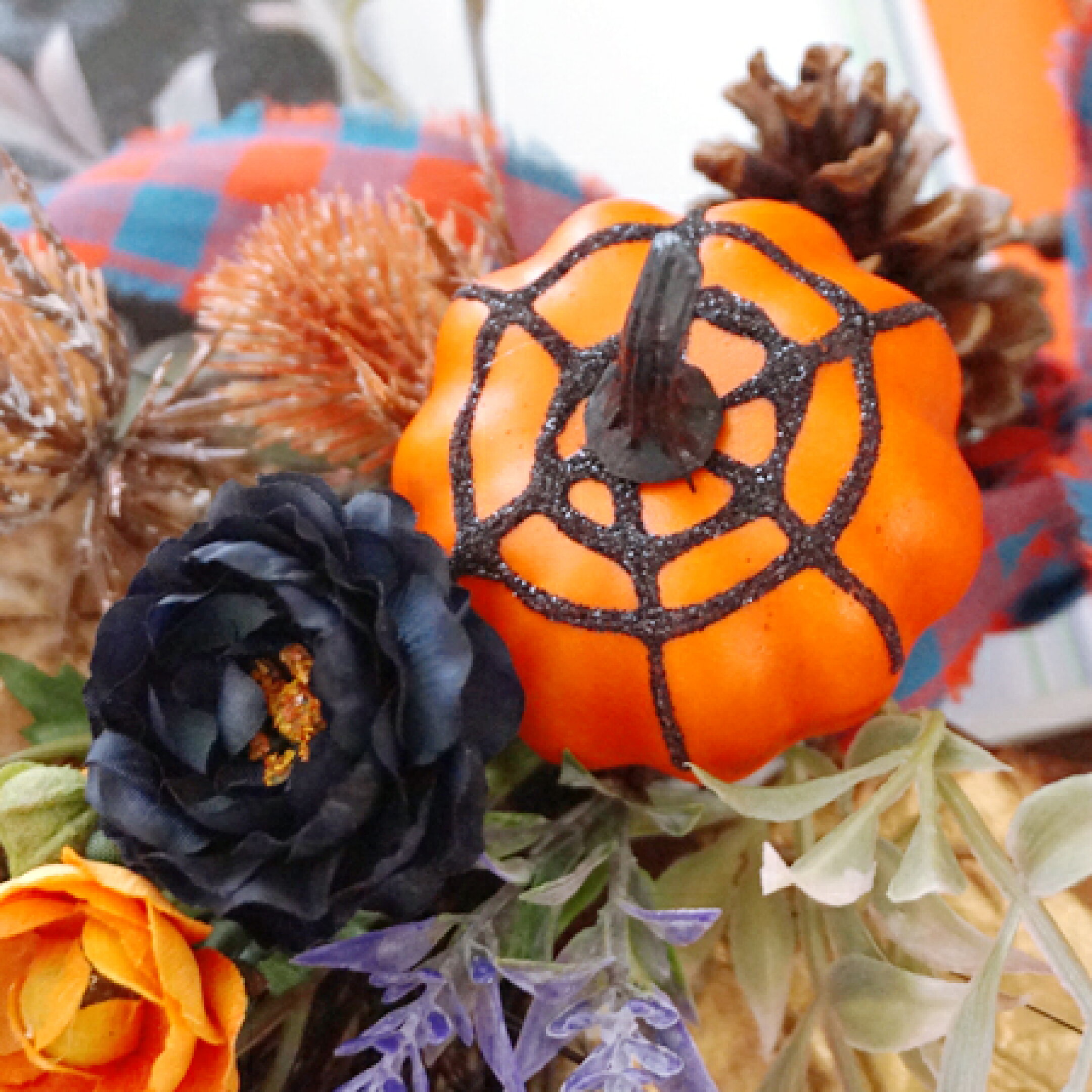 ハロウィンの季節に、お部屋や玄関を華やかに彩ります。 フレンチシックなオレンジとブルーのリボンに、オレンジのコスモスとラベンダーの紫を加えました。 小さめのサイズで、取り扱いやすく、秋の季節感を感じさせるディスプレイとしても最適です。