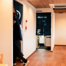 のれん オーダーメイド デザインA ｜名入れ・ロゴ入れ｜店舗・楽屋・ホテル｜和風・和モダンデザインの暖簾｜選べる天然素材・綿麻合計6種｜色・サイズ・デザイン・染色方法すべて指定可能｜防炎加工可