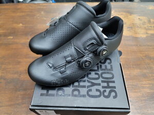 fi'zi:k tBW[N R1M-BC-1010 jp TCNV[Y ]ԗpV[Y BLACK-BLACK 38 1/2EUi24.7cmj