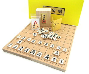 人気ナンバー1の木製将棋セット 囲碁ラボオリジナルP製根付2個つき 新桂7号折将棋盤と優良押し将棋駒