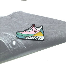 ピンズ ピン バッジ ブローチ バッヂ 水色-ピンク(スニーカー　靴 マラソン ) 送料無料