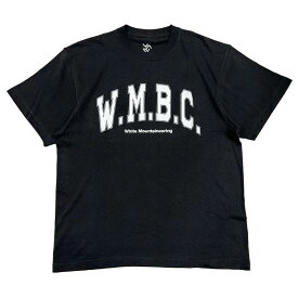 White Mountaineering (ホワイトマウンテニアリング) WMBC COLLEGE LOGO T-SHIRT BLACK