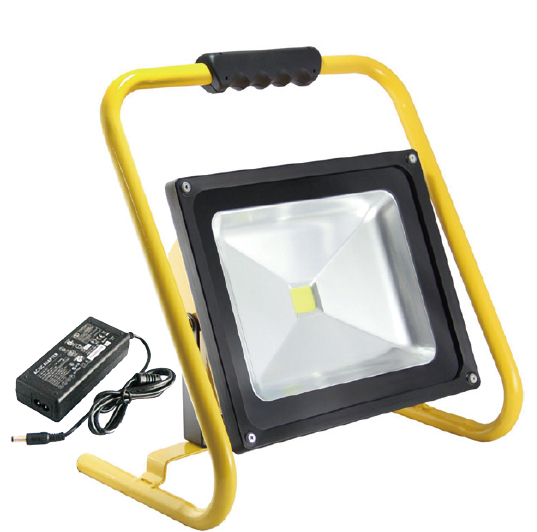 安全・ＬＥＤで明るい・充電式で長時間使えるマルチ照明！ LED充電式投光器（５０Ｗ）