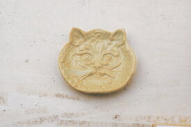 倉敷意匠 猫の陽刻豆皿(灰釉)