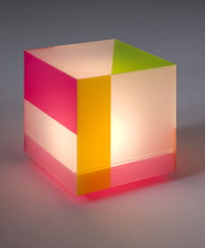 テーブルスタンド　S8064LE-M　【 Cube Lamp-LE　キューブ　ランプ 】 【 E17　LED電球　4.2WX1 （電球色） 】　【 アクリル　フィルム 】 【 H270×W250×D250 】 【 中間スイッチ付 】 【 省エネ 】　dcs　デザイン照明