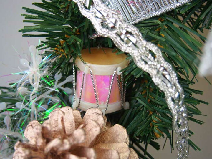楽天市場 クリスマスリース40cmパールホワイト 玄関 部屋 北欧 大きい 大きめ あす楽 ナチュラル 手作り 白 銀 高級 豪華 おしゃれ 飾り 装飾 かわいい ドア 壁掛け ハンガー アートフラワー 花 造花 ポインセチア ベル 鐘 インテリア ギフト プレゼント クリスマス 楽天市場 クリスマスリース40cmパールホワイト 玄関 部屋 北欧 大きい 大きめ あす楽 ナチュラル 手作り 白 銀 高級 豪華 おしゃれ 飾り 装飾 かわいい ドア 壁掛け ハンガー アートフラワー 花 造花 ポインセチア ベル 鐘 インテリア ギフト プレゼント クリスマス
