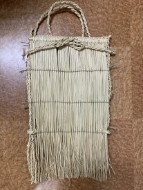 【送料無料】背みの 昔ながらの身体に優しいもち藁を使い、一つ一つ丁寧に手編みしてあります。直射日光から背中を守り、適度な風も通し農作業がはかどります。