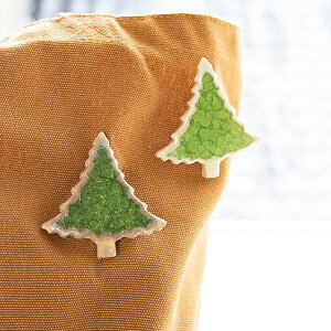 ツリーの陶器ブローチ【fuapri】(ブローチ レディース 洋服 女性 アクセサリー 陶器)日本製 ハンドメイド 北欧 雑貨 贈り物 ギフト おしゃれ 大人かわいい 誕生日プレゼント 出産祝 引っ越し