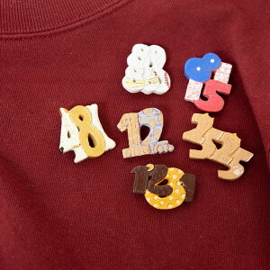 数字 陶器ブローチ【kuchibueworks】(ブローチ レディース 洋服 女性 アクセサリー)日本製 ハンドメイド 北欧 雑貨 贈り物 ギフト おしゃれ 大人かわいい 誕生日プレゼント 出産祝 引っ越し祝 結