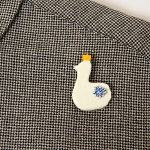 陶器ブローチ 王冠スワン【kuchibueworks】(ブローチ レディース 洋服 女性 アクセサリー 陶器)日本製 ハンドメイド 北欧 雑貨 贈り物 ギフト おしゃれ 大人かわいい