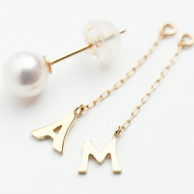 パール ピアス チャーム 金属アレルギー 安心 ぶら下がり タイプ 真珠 イニシャル かわいい あこや真珠 k18 18k 18金 揺れる アルファベット 贈り物 シンプル 定番 普通 フォーマル 式典 5.5mm アコヤ真珠 本真珠 誕生日 ギフト プレゼント
