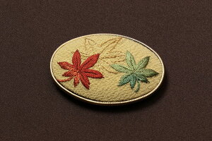 帯留め 刺繍 京都 もみじ 日本刺繍 帯留 新品 帯どめ 金具 帯止め おしゃれ 手作り 訪問着 着物 小物 和装小物 和雑貨 付下げ 小紋 無地 紬 着物用 きもの用 かわいい ブローチ アクセサリー