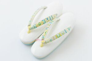 和小物さくら 真綿入り 草履 着物 帆布生地 光沢 刺繍鼻緒 京都 和小物 和服 和装 普段 レディース 普段 履き 鼻緒付き 訪問着 付下げ 小紋 無地 紬 和服 和装小物 女性 足に優しい ぞうり 着