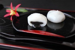 最高の「秋田米」と厳選された「ゴマ」を使用した生菓子です。 セキト だまこ餅