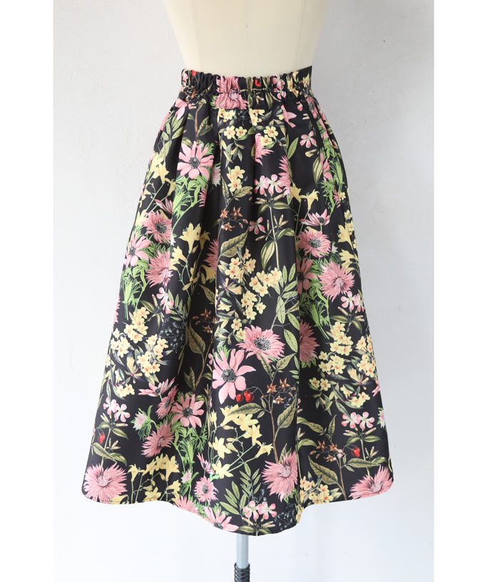 （黒）香り立つ花を描いたふんわりシルエットミディアムスカート