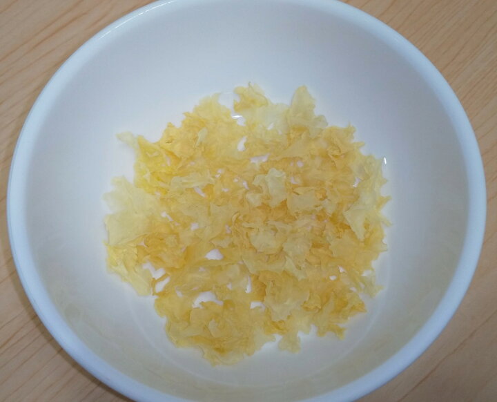 楽天市場 きくらげ 白木耳15ｍｍｘ15ｍｍカット100ｇ 送料無料 はなびらたけ ハナビラタケ はなびらだけ 花びら茸 食物繊維が豊富 栄養満点 高級食材 保存しやすいチャック袋 大道貿易 楽天市場店