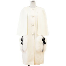 【極美品】FENDI フェンディ コート メルトン 2018年製 ロゴ ボタン ノーカラー ケープ スリーブ ウール100％ フォックス ファー ラム レザー ベルベット リボン ポケット アウター レディース サイズ 40 アイボリー ブラック 生成 黒 イタリア製 FF8522 W1D【中古】