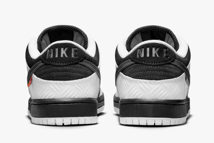 楽天市場】TIGHTBOOTH Nike SB Dunk Low Pro QS Black and White  