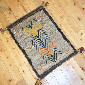 ぺルシャ ギャッベ 【本場 イラン産】 67x48cm ギャベ 玄関マット 横柄 遊牧民 カシュガイ族 生命の木 ヤギ アイボリー グレー ウール100% 天然素材 草木染め 手織り絨毯 ヤギ 羊 花 RJ9036