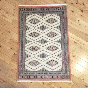 パキスタン絨毯 ハイクオリティ 115x78cm 厚み 0.86cm 玄関マット 手織り カーペット ピンク アイボリー ホワイト 桜色 寝室 ベッドサイド 幾何学模様 総柄 滑らか ツヤツヤ ホットカーペット 床
