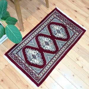 パキスタン絨毯 ハイクオリティ 77x45cm 玄関マット 手織り カーペット ワインレッド レッド 赤 寝室 ベッドサイド 幾何学模様 総柄 滑らか ツヤツヤ ホットカーペット 床暖房対応 一点もの 高