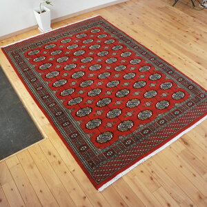 パキスタン絨毯 ハイクオリティ 200x136cm 厚み 0.82cm ラグサイズ 玄関マット 手織り カーペット レッド 赤 ボハラ 寝室 ベッドサイド 幾何学模様 総柄 滑らか ツヤツヤ ホットカーペット 床暖房