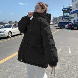 中綿 ダウンジャケット アウター レディース 冬 暖かい ショート丈 フード付き スタンドカラー ポケット もこもこ モダン 萌袖 前開き シンプル カジュアル こなれ感 ルーズ 無地 大人可愛い 韓国 オルチャン 個性的 デザイン おしゃれ