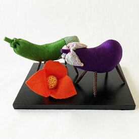 お盆飾り ちりめん細工 ちりめん飾り 精霊馬とホオズキ 牛馬 ほおずき 飾り台 4点セット ／ かわいい お盆 新盆 初盆 盆棚飾り お盆用品 お供え 手作り 当店オリジナル