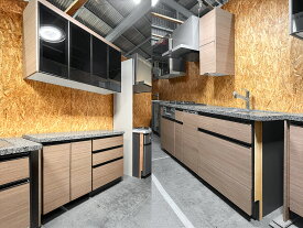 【モデルルーム展示品】【特注・未使用品】タカラスタンダード W2500 天然石天板 右シンク システムキッチン / W1505 カップボードセット 木目調ブラウン マンション 戸建て リフォーム【X1105-01】