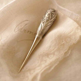 Anano アナノ ポルトボヌール　錫 (スズ) 製の裁縫道具 すずらん目打ち（革ケース付）　/溝江里映/能作製造/携帯用/クローバー/PorteBonheur/ミュゲ・デー/上品/贈り物/すずらんの日/日本製手芸用品/手芸道具/裁縫道具/アンティーク