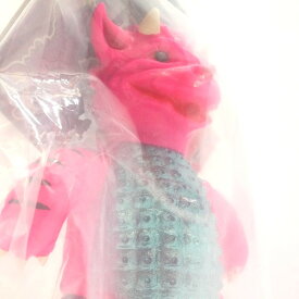 【中古】メディコムトイ　MEDICOMTOY 安楽安作劇場 安楽安作 ぬえ 蛍光ピンク　限定ソフビ【レトロ】